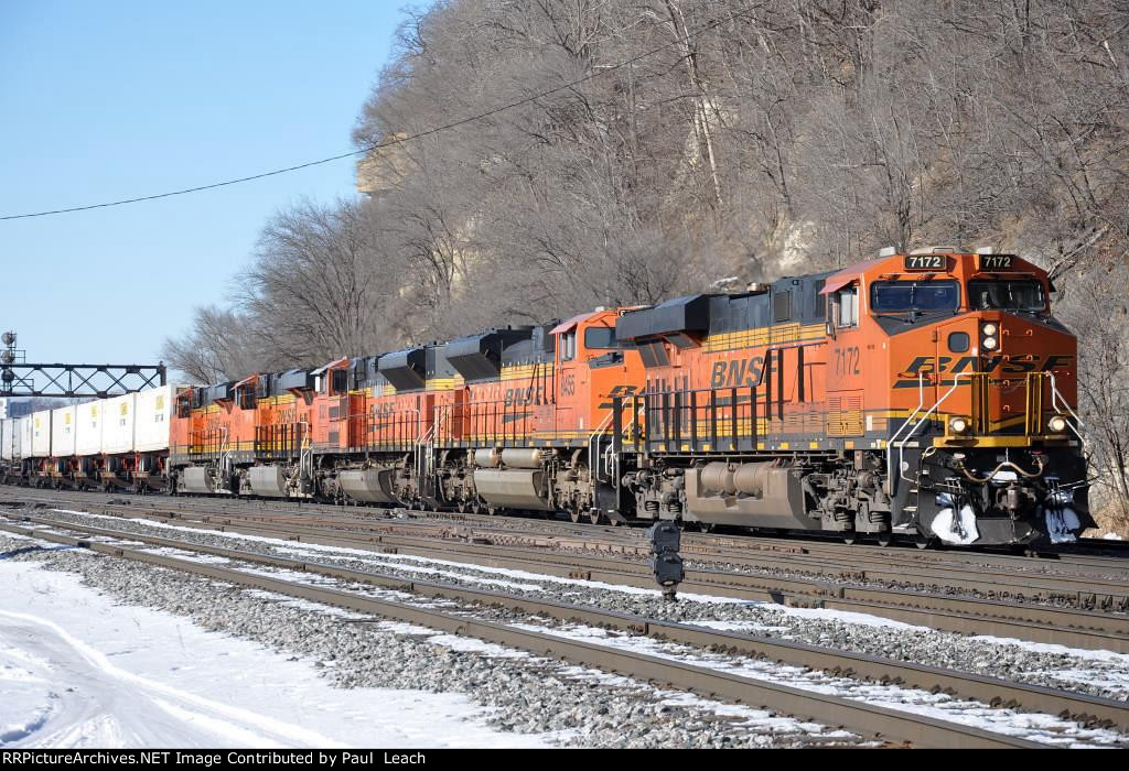 Eastbound intermodal rolls through Hoffman